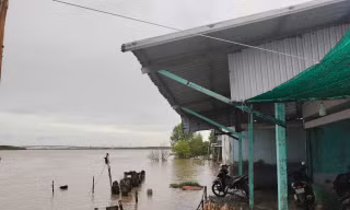 Mùa 'chạy lở' nơi con sông duy nhất Việt Nam chảy từ biển Đông sang Tây