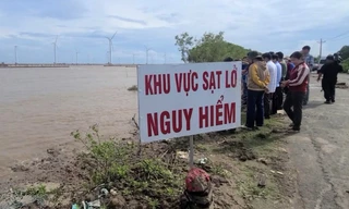 Đê biển Bạc Liêu tiếp tục sạt lở, nguy cơ vỡ