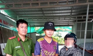 Nhân viên cây xăng Cà Mau trả lại nhẫn vàng cho khách đánh rơi khi đổ xăng