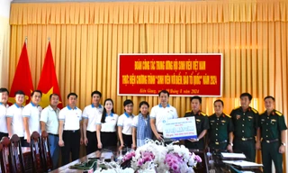 Bí thư T.Ư Đoàn Ngô Văn Cương thăm, tặng quà cán bộ, chiến sĩ tại xã đảo Thổ Châu