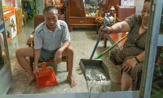 Mưa lớn kết hợp triều cường ở Cà Mau, người dân ngồi canh cửa tát nước 