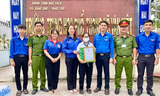 Nữ sinh nhặt được ví tiền trên đường đi thi về