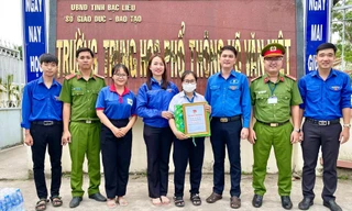 Nữ sinh nhặt được ví tiền trên đường đi thi về