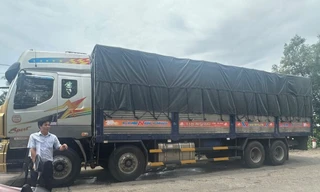 Khởi tố tài xế lái xe tải 31 tấn qua cầu treo khiến cầu biến dạng