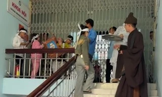 Tố bác sĩ tắc trách, người nhà làm náo loạn Trung tâm y tế để lễ 'trục vong'