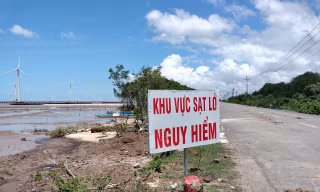 Công bố tình trạng khẩn cấp sạt lở đê biển Đông