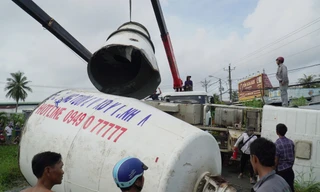 Xe trộn bê tông lật chắn ngang quốc lộ