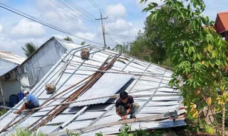 Dông lốc giữa mùa khô làm sập, tốc mái nhiều căn nhà, trường học ở Cà Mau