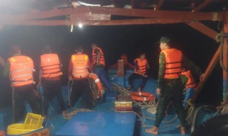 Cứu tàu cá chở 15 ngư dân bị chìm giữa biển Cà Mau