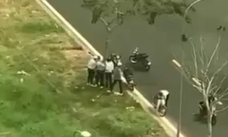 Nhóm 7 học sinh dàn dựng cảnh đánh nhau để quay clip 