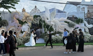 Lóa mắt với cổng cưới Long Phụng ghép từ 3.000 vỏ sò, đính lông vũ ở Bạc Liêu