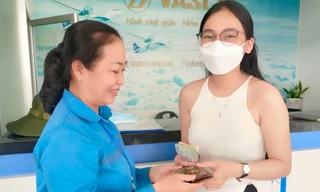 Nhân viên sân bay trả 15 triệu đồng cho hành khách để quên