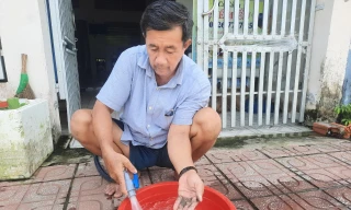 Dân sống trong khu đô thị ở Cà Mau bức xúc vì nước sạch có lẫn cát đen