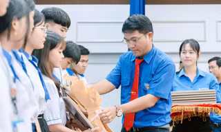 Cà Mau tiếp sức học sinh khó khăn đến trường