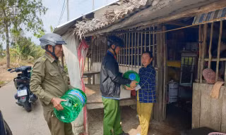 Đồng hành cùng bà con thiếu nước ngọt ở Cà Mau