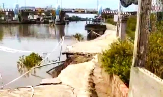Bạc Liêu: Sạt lở kinh hoàng, nhiều mét mặt đường bị sông 'nuốt chửng'