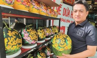 Kiếm tiền triệu từ nghề khắc chữ thư pháp trên dưa hấu