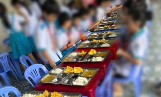 Phụ huynh tố cơm học sinh lèo tèo, ăn không được, con sụt cân