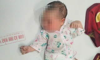 Nghe tiếng khóc trong túi ni lông trên ghế đá, phát hiện trẻ sơ sinh còn nguyên dây rốn