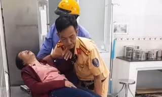 Cảnh sát giao thông Bạc Liêu kịp thời đưa người phụ nữ bị tai biến đi cấp cứu 