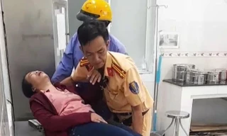 Cảnh sát giao thông Bạc Liêu kịp thời đưa người phụ nữ bị tai biến đi cấp cứu 