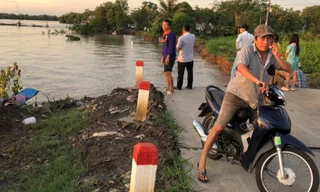 Sạt lở chia cắt đường về trung tâm xã, huy động phà đưa rước người dân