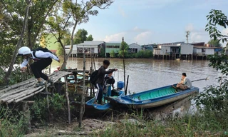 Bỏ việc, đùm cơm đi học cùng con: Chuyện không lạ ở Đất Mũi