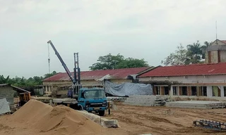 Sức khỏe 5 học sinh bị thương sau khi cần cẩu đập vào nóc trường