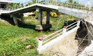 Cà Mau: Cầu nghiêng ngả, đường tiền tỷ sụt xuống sông vì khô hạn