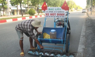 Những người thầm lặng hút đinh trên đường