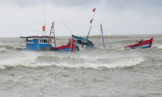 Cứu 5 ngư dân bị chìm tàu trên biển