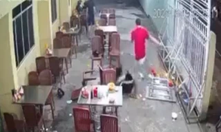 Công an truy tìm kẻ đánh dã man một phụ nữ ở quán ăn