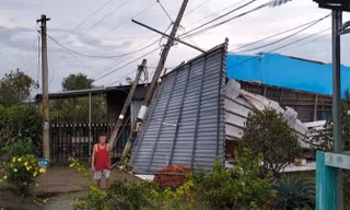 Dông lốc làm sập, tốc mái 200 ngôi nhà, 1 người chết