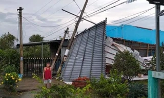 Dông lốc làm sập, tốc mái 200 ngôi nhà, 1 người chết