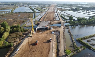 Lãnh đạo Bộ Giao thông kiểm tra cao tốc Hậu Giang - Cà Mau