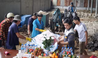 Cá heo bơi lạc vào sông ở Cà Mau đã chết