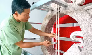Cận cảnh cây đàn kìm cao hơn 4m làm bằng 500kg muối ở Bạc Liêu 