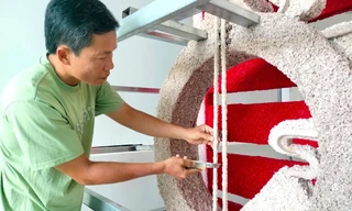 Cận cảnh cây đàn kìm cao hơn 4m làm bằng 500kg muối ở Bạc Liêu 