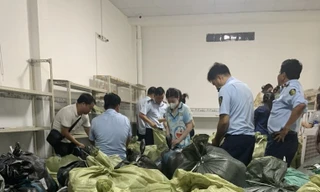 Kiểm tra đột xuất hộ chuyên livestream, tạm giữ 10 tấn hàng trị giá hơn 1 tỷ