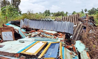 Mưa lớn, lốc xoáy làm hư hỏng nhiều nhà, chìm 2 tàu cá ở Cà Mau