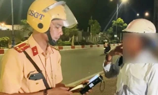 Vi phạm nồng độ cồn còn lấy mũ bảo hiểm đánh công an