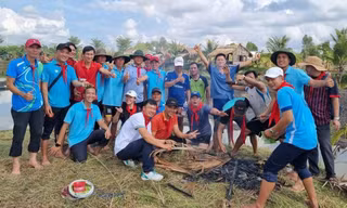 Hành trình Khăn hồng vì đàn em tại Cà Mau