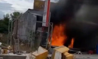 Cháy lớn kho chứa bia, nước ngọt