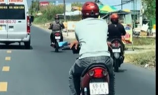 Xác minh clip người đàn ông bắt chéo tay chạy xe máy trên Quốc lộ 1