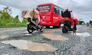 Tuyến quốc lộ 1 qua Cà Mau 'thủng lỗ' sau mưa lớn kéo dài