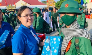 Cà Mau có 4 nữ tân binh, 8 tân binh là đảng viên lên đường nhập ngũ