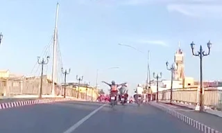 Tìm ra người lái xe máy buông 2 tay, nằm trên yên ở Bạc Liêu