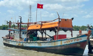 Phát hiện 2 thiết bị giám sát hành trình tàu cá... giấu trên nóc nhà