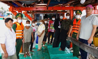 Cứu 8 người nước ngoài trôi dạt trên biển Cà Mau