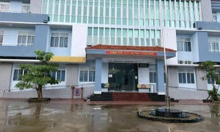 Chủ tịch xã gửi đơn nghỉ việc qua bưu điện được cho nghỉ việc